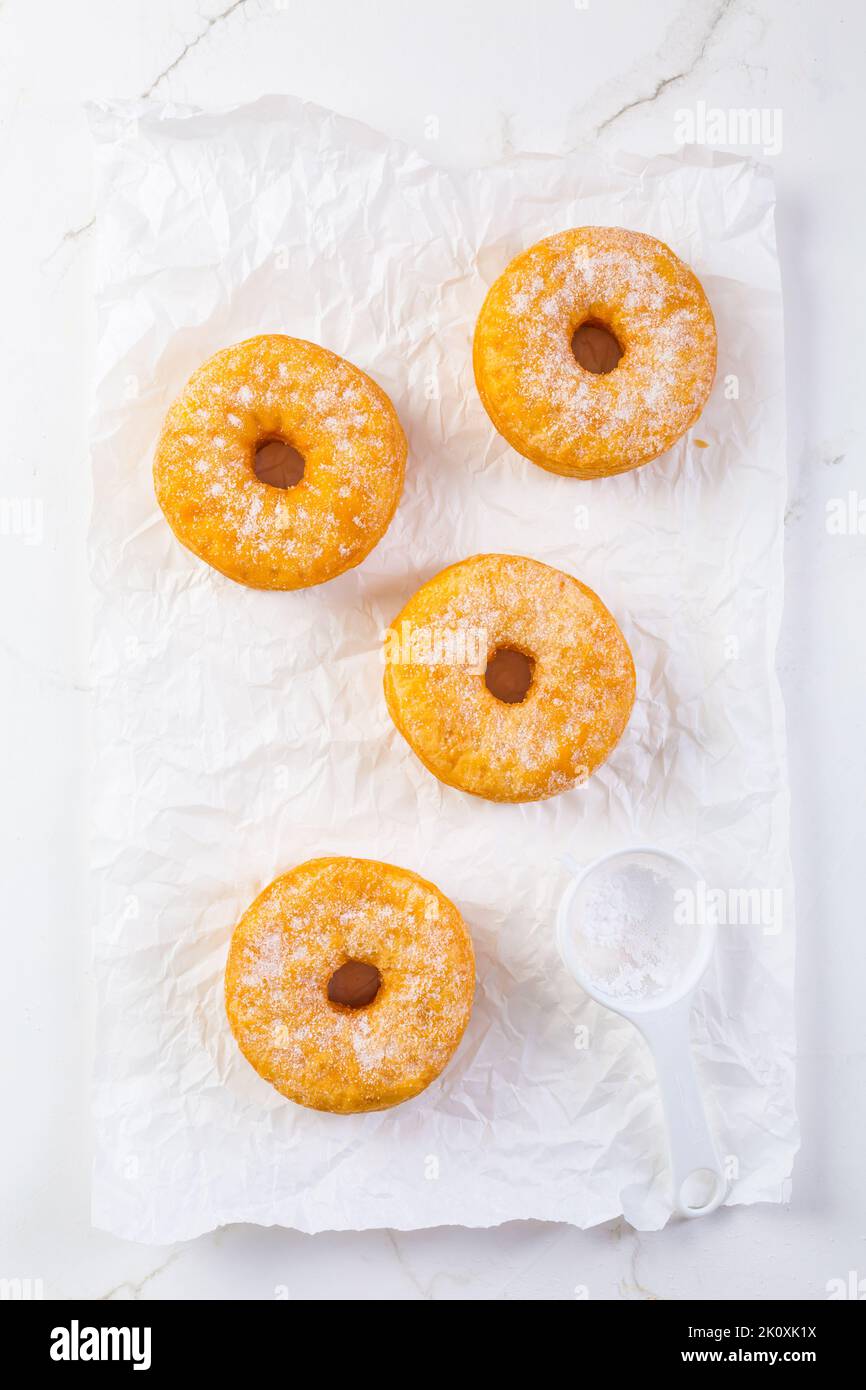 Cronuts: Köstliche Mischung aus Croissant und Donut. Gebäck mit halber Donut und halber Croissant Stockfoto