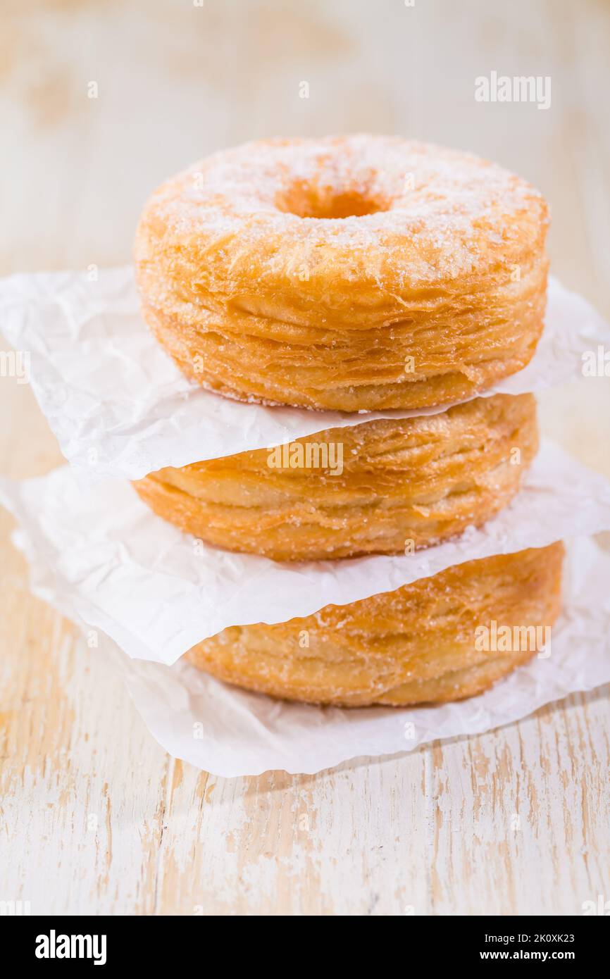 Cronuts: Köstliche Mischung aus Croissant und Donut. Gebäck mit halber Donut und halber Croissant Stockfoto