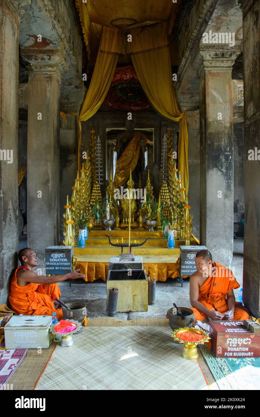 Kambodscha. Provinz Siem Reap. Mönche in Angkor Wat (Tempelstadt). Ein buddhistischer und Tempelkomplex in Kambodscha und das größte religiöse Denkmal im w Stockfoto