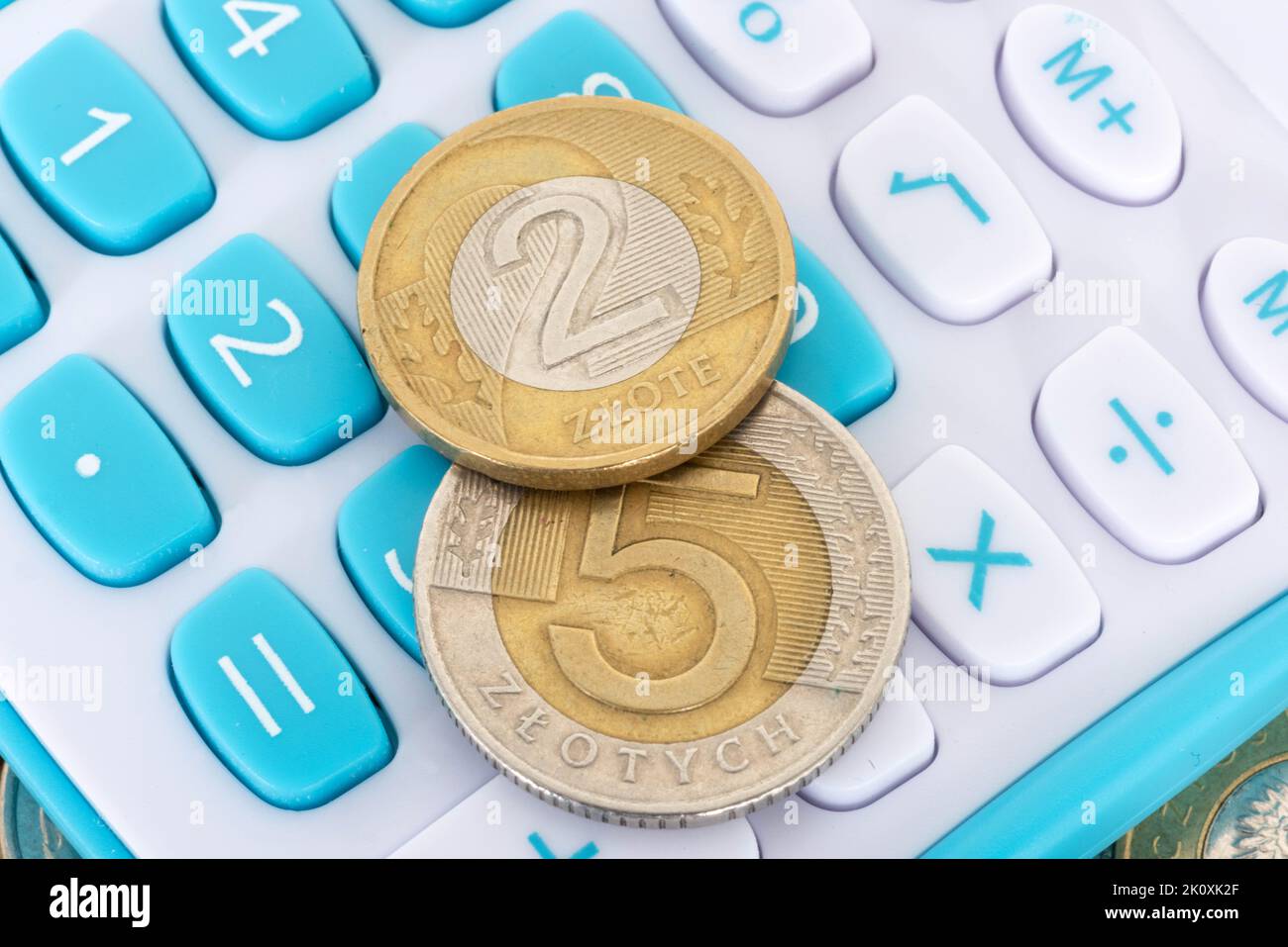 Münzen polnische Zloty PLN und ein Taschenrechner Stockfoto