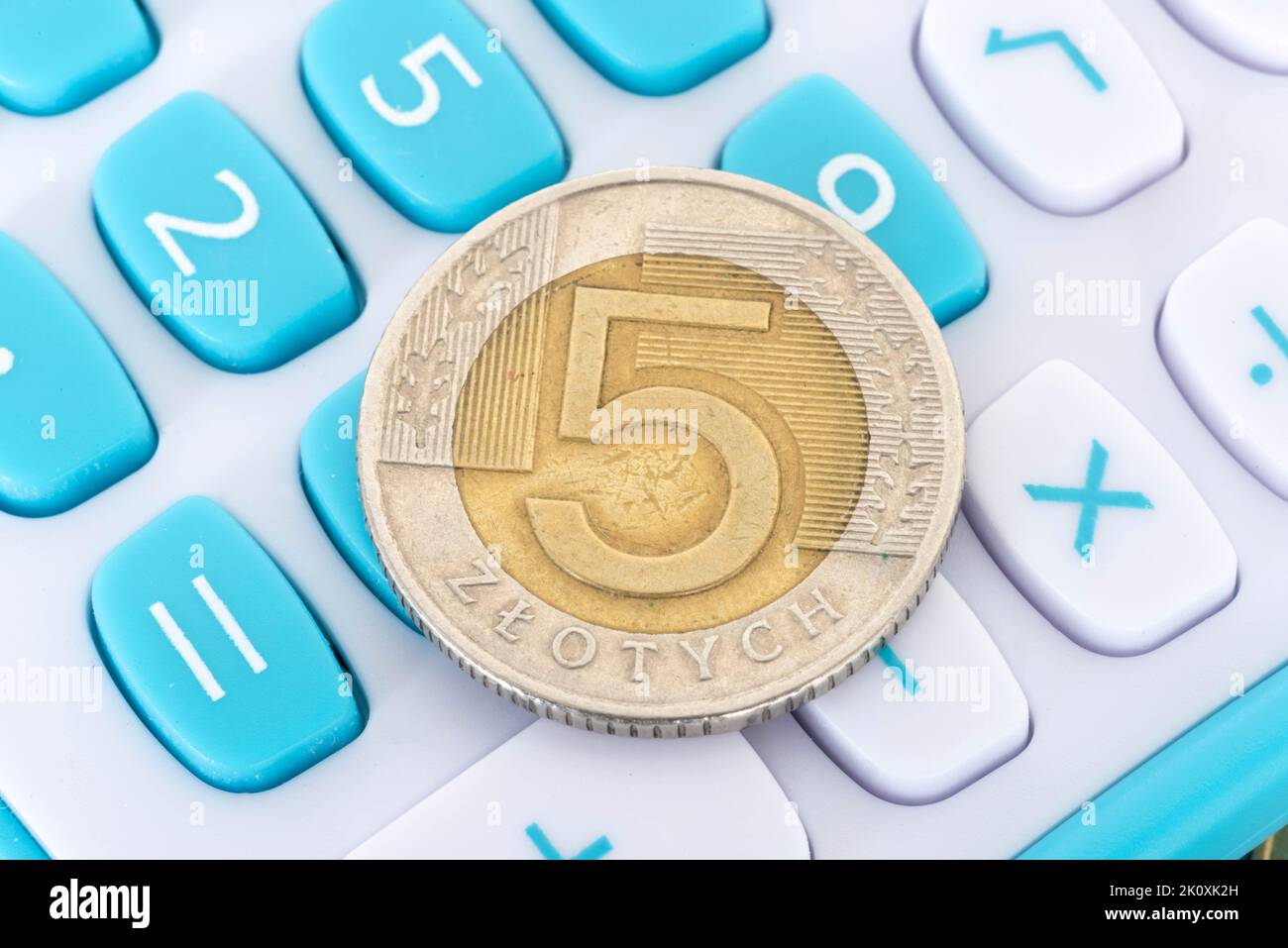 Münzen polnische Zloty PLN und ein Taschenrechner Stockfoto