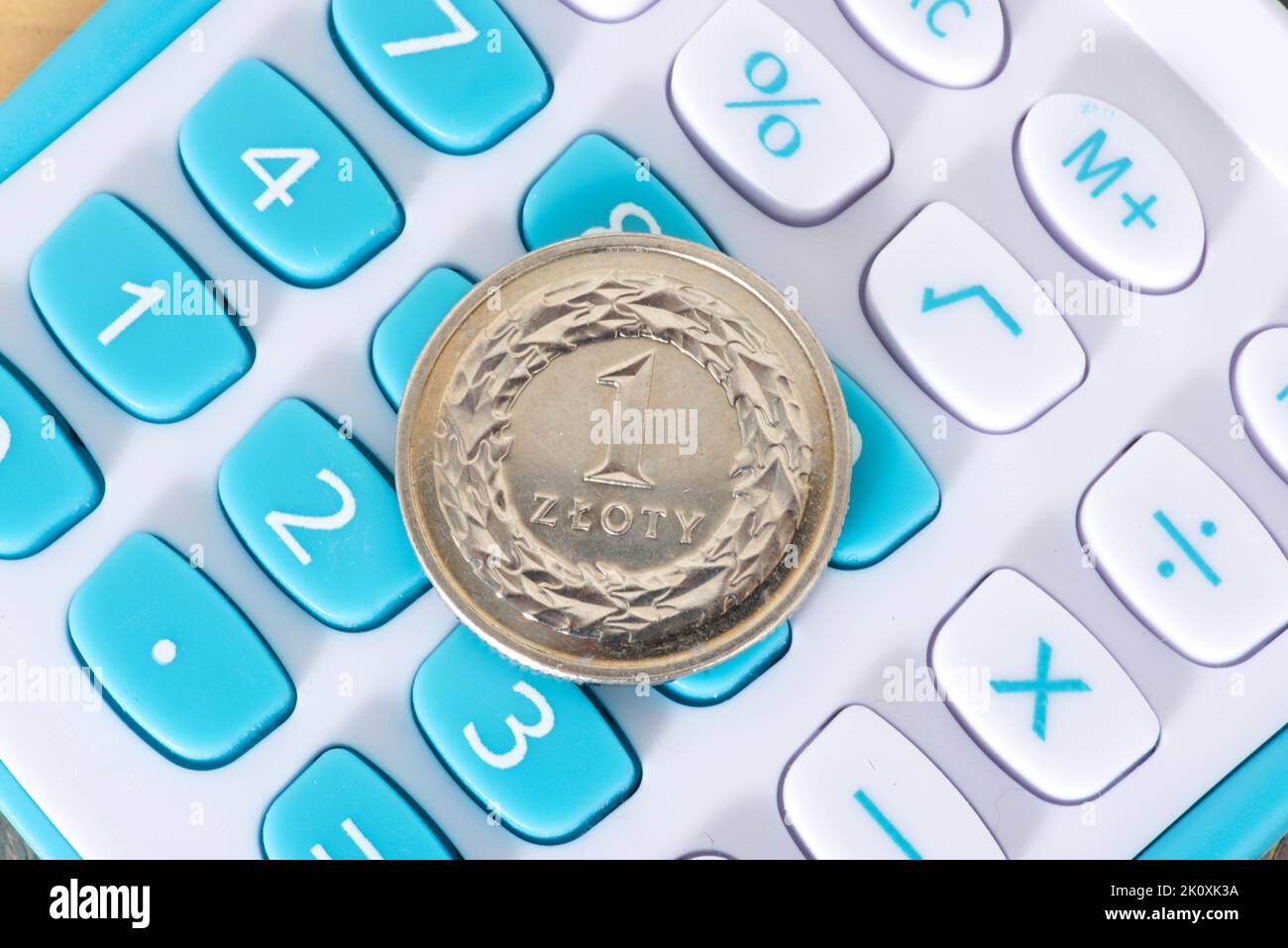 Münzen polnische Zloty PLN und ein Taschenrechner Stockfoto