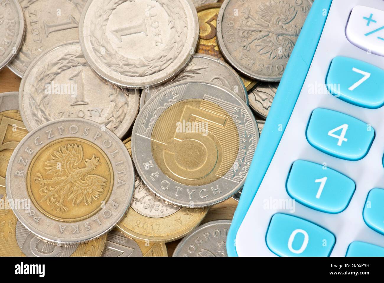 Münzen polnische Zloty PLN und ein Taschenrechner Stockfoto