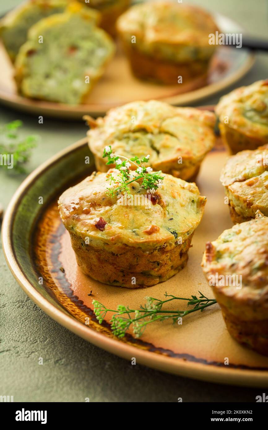 Hausgemachte herzhafte Zucchini-Muffins mit Kräutern, Feta-Käse und Speck Stockfoto