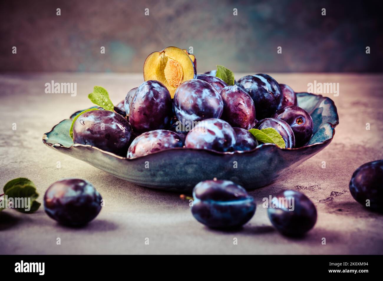 Frisch gepflückte Zwetschgen-Früchte in einer Schüssel Stockfoto