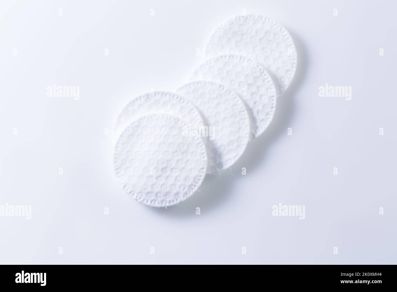 Wattepads mit einem Schatten auf Weiß. Kopieren Sie Platz für Ihren Text. Stockfoto