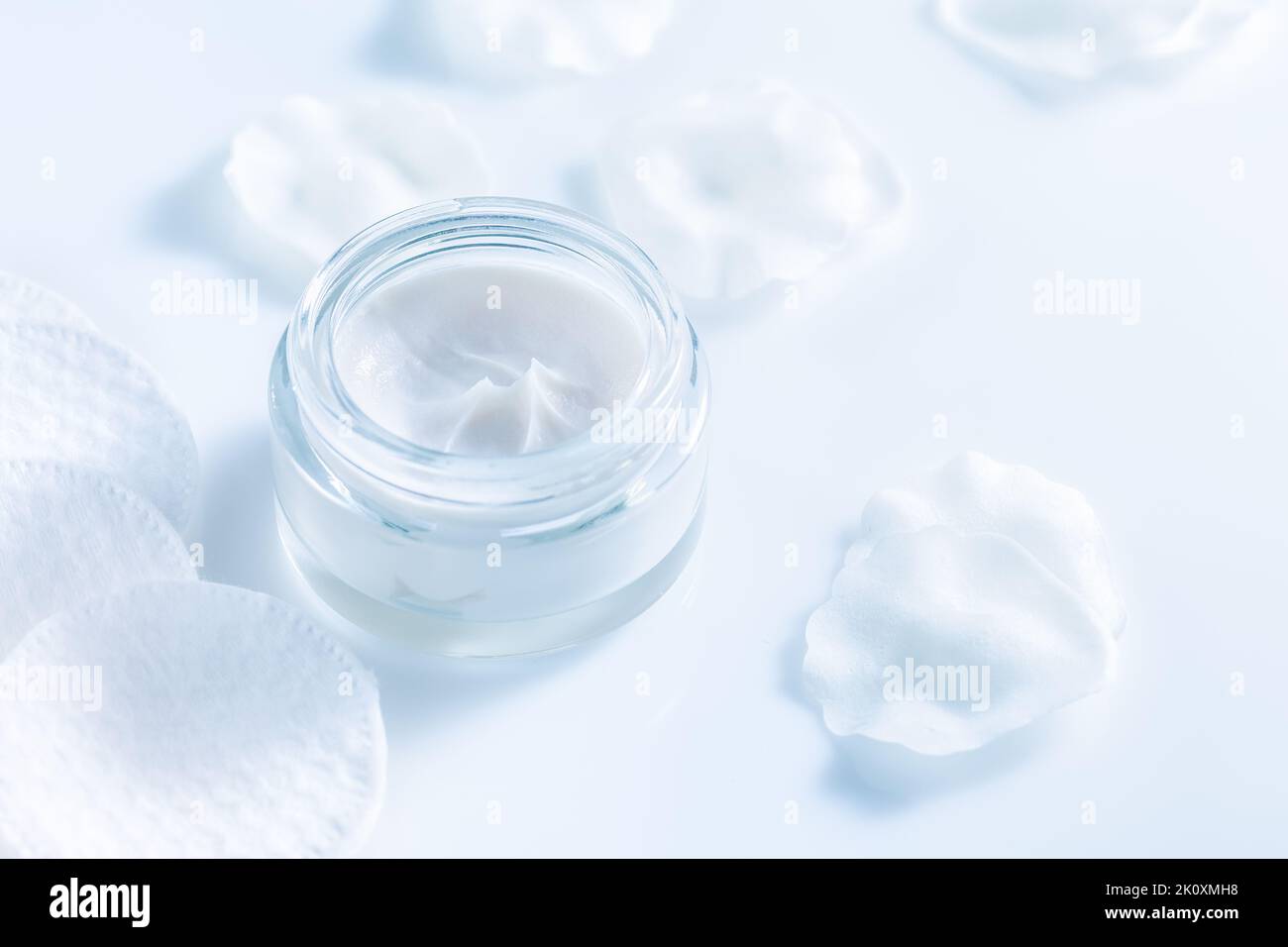 Feuchtigkeitsspendende kosmetische Creme mit Wattepads Stockfoto