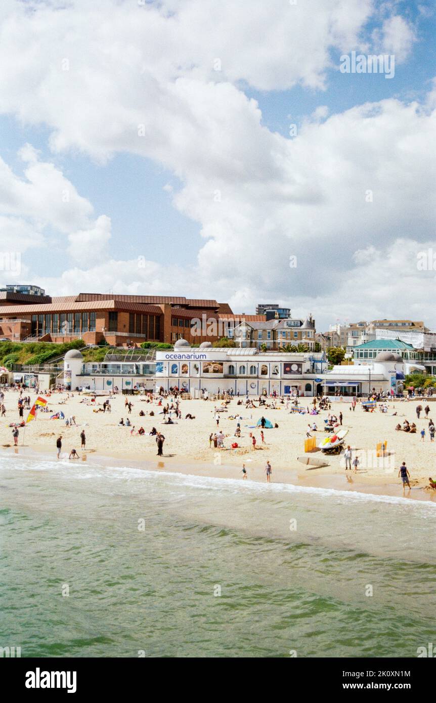 Bournemouth Beach mit Bournemouth Aquarium und dem Bournemouth International Center B.I.C im Hintergrund. Bournemouth, Dorset, England, Vereinigtes Königreich. Stockfoto