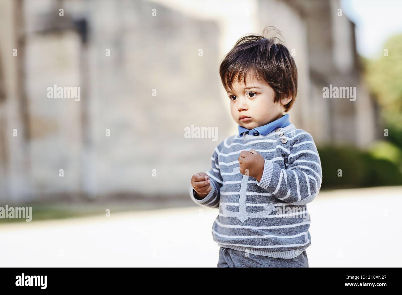 Porträt eines kleinen, hübschen Jungen aus dem Osten, der im Park draußen spielt Stockfoto