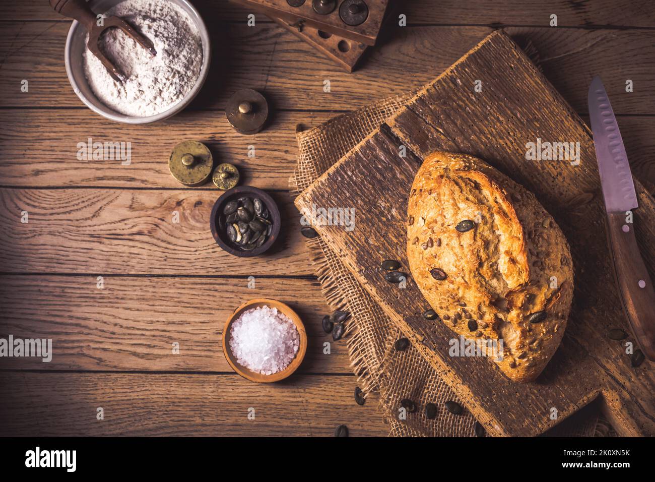Frisch gebackenes Bio-Dinkelmehl-Brot mit Samen. Gesundes Lebensmittelkonzept Stockfoto