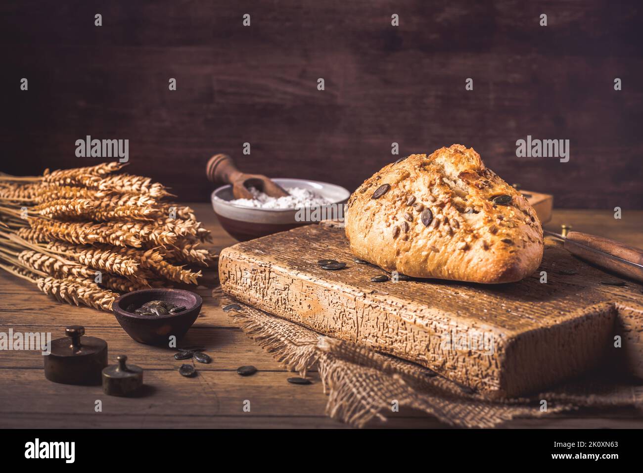 Frisch gebackenes Bio-Dinkelmehl-Brot mit Samen. Gesundes Lebensmittelkonzept Stockfoto