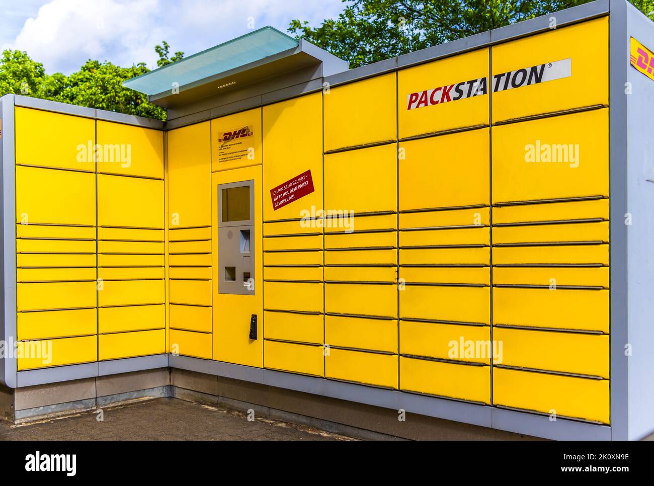 Hockenheim, Deutschland - 14. August 2022: DHL Packstation. Packstation zum Senden und Empfangen von Paketen. Logistikunternehmen Deutsche Post DHL Group Stockfoto