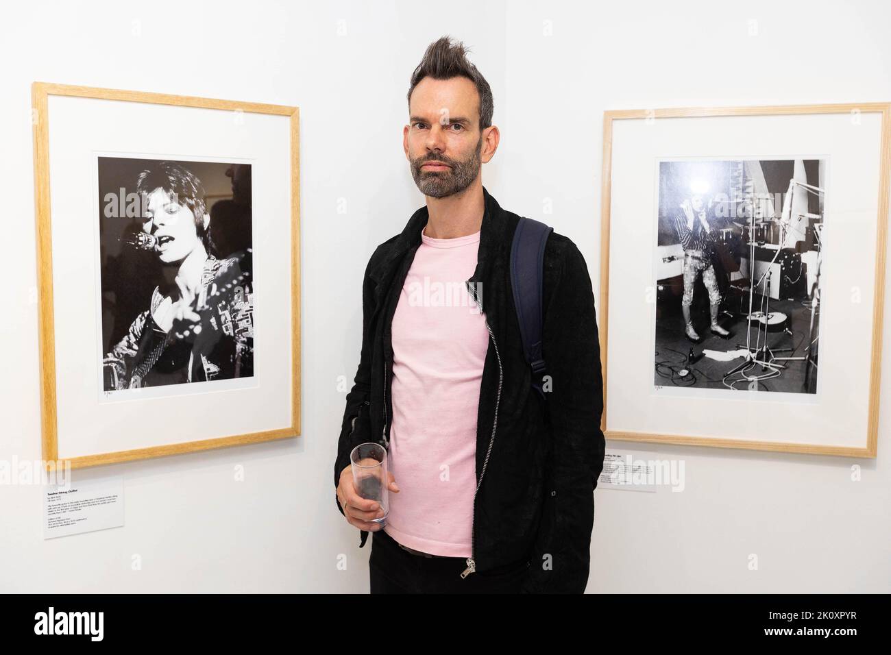 REDAKTIONELLE VERWENDUNG NUR Stefan Olsdal von Placebo besucht eine Ausstellung mit Fotos von Mick Rock aus Moonage Daydream - The Life and Times of Ziggy Stardust, Als Genesis Publications eine spezielle Jubiläumsausgabe des Buches veröffentlicht, um 50 Jahre seit Bowie veröffentlicht The Rise and Fall of Ziggy Stardust and the Spiders from Mars, in der Atlas Gallery in London. Ausgabedatum: Mittwoch, 14. September 2022. Stockfoto