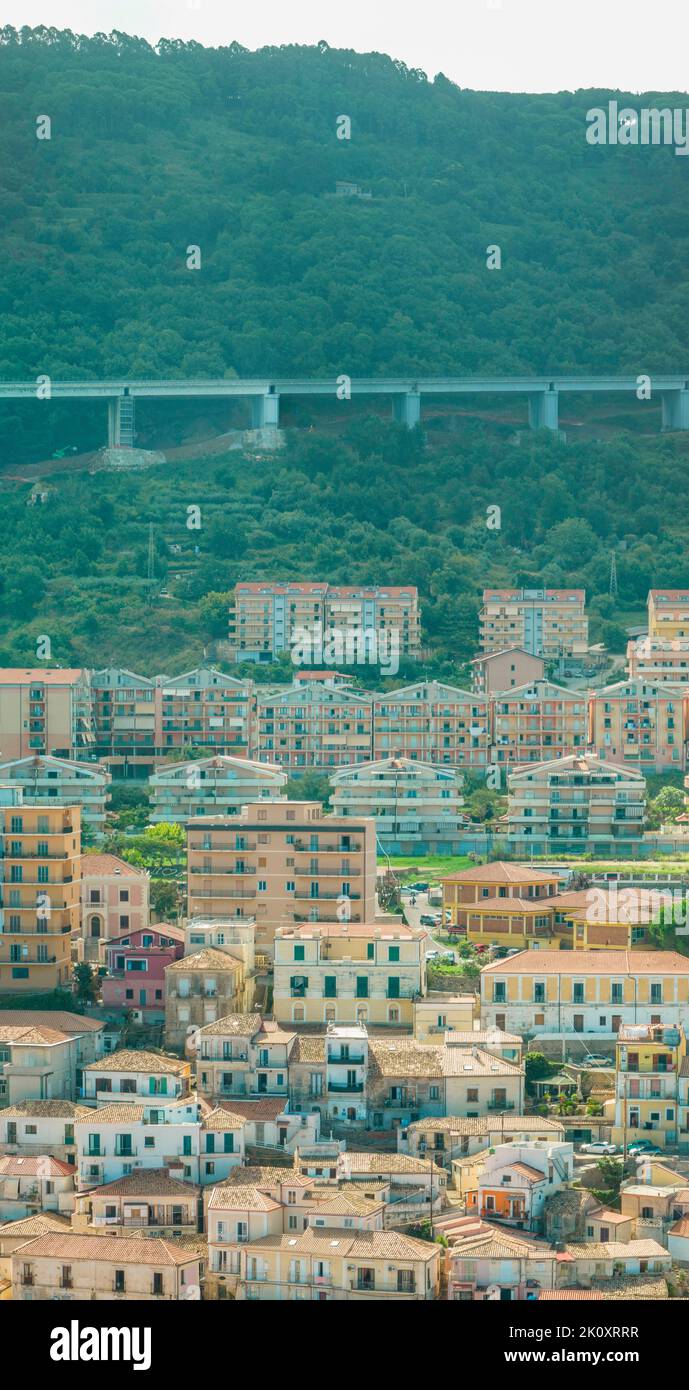 Luftaufnahme der Autobahn A2, einer erhöhten Brücke, die nach Vibo Valentia führt, Sicherheitsarbeiten. Stadt Pizzo Calabro. Kalabrien. Italien Stockfoto