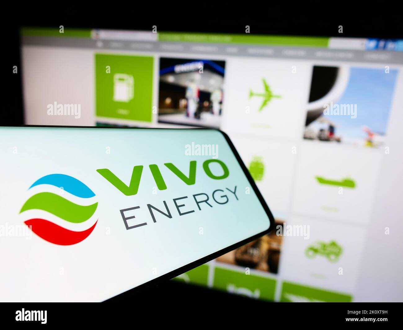 Handy mit Logo des britischen Mineralölkonzerns Vivo Energy plc auf dem Bildschirm vor der Business-Website. Konzentrieren Sie sich auf die Mitte des Telefondisplays. Stockfoto