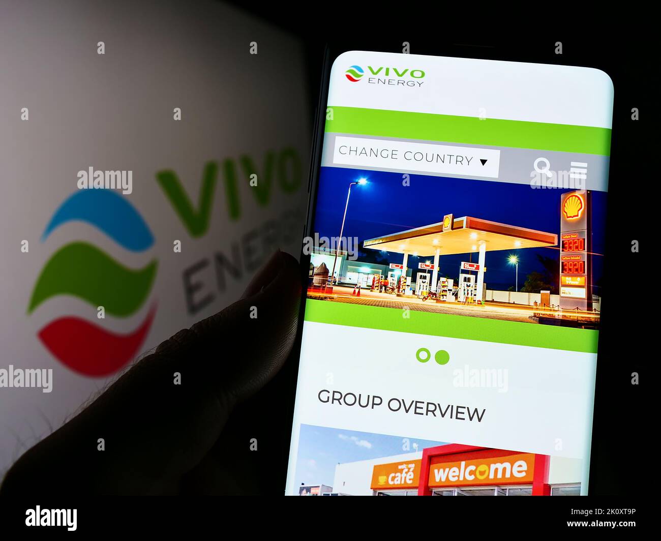 Person mit Smartphone und Website des britischen Mineralölkonzerns Vivo Energy plc auf dem Bildschirm vor dem Logo. Konzentrieren Sie sich auf die Mitte des Telefondisplays. Stockfoto