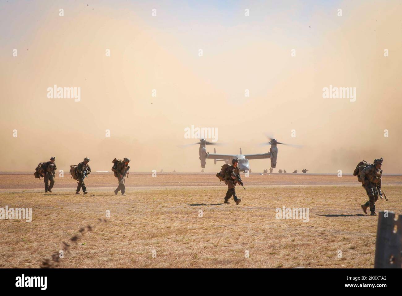 South Goulburn Island, Australien. 31. August 2022. U.S. Marines with India Co., 3D Bataillon, 7. Marine Regiment, Ground Combat Element, Marine Rotational Force-Darwin (MRF-D) 22, Ankunft auf South Goulburn Island, Australien über U.S. Marine Corps MV-22 Ospreys mit Marine Medium Tiltrotor Squadron 268 verstärkt, Aviation Combat Element, MRF-D 22, August. 31, 2022. Bei der Übung Expeditionary Advanced Base Operations handelte es sich um eine Force-on-Force-Schulung, bei der die Fähigkeit der MRF-D, die Bereitstellung weiterzuleiten und Expeditions-Advanced-Basen einzurichten, trainiert wurde.= (Bildnachweis: © U.S. Marines/ZUMA Press Wire Ser Stockfoto