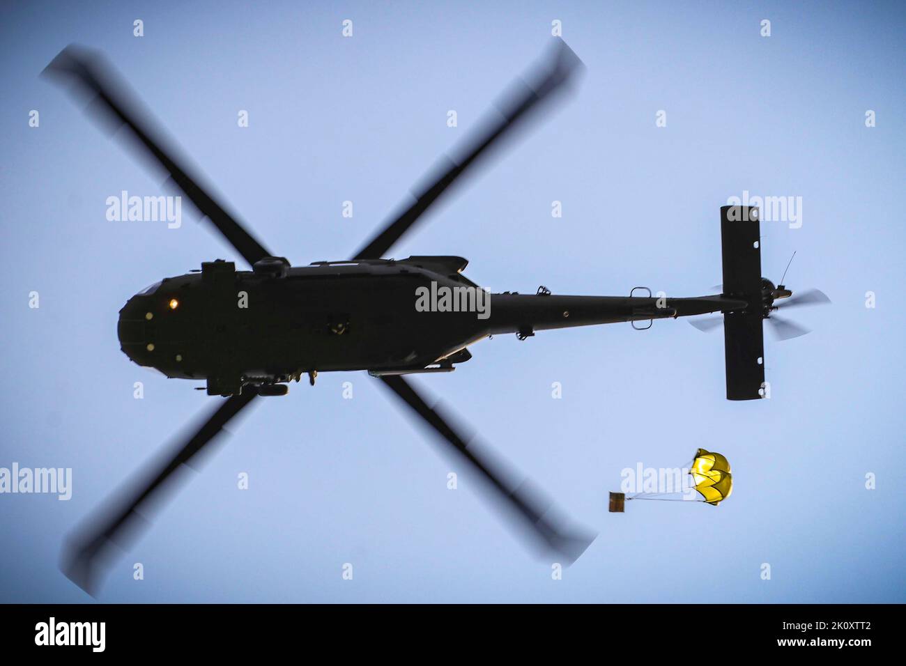 Johnston, Iowa, USA. 7. September 2022. Eine US-Army National Guard UH-60 Black Hawk Crew legt während einer Lufttropfen- und Schleuderbelastung im Rahmen eines U.S. Pathfinder Course am Septembertemberember im Camp Dodge in Johnston, Iowa, eine Schachtel mit verzehrfertigen Mahlzeiten ab. 8, 2022. Fast 30 Soldaten absolvierten den Kurs, der von einem mobilen Trainingsteam im Warrior Training Center der Army National Guard in Fort Benning, Georgia, durchgeführt wurde. Jeder Soldat wurde mit einem MRE-Paket beauftragt und mit der Koordination eines Luftabfalls an einem bestimmten Ort beauftragt. Army Pathfinders sind geschult, um Navigation A zu liefern Stockfoto