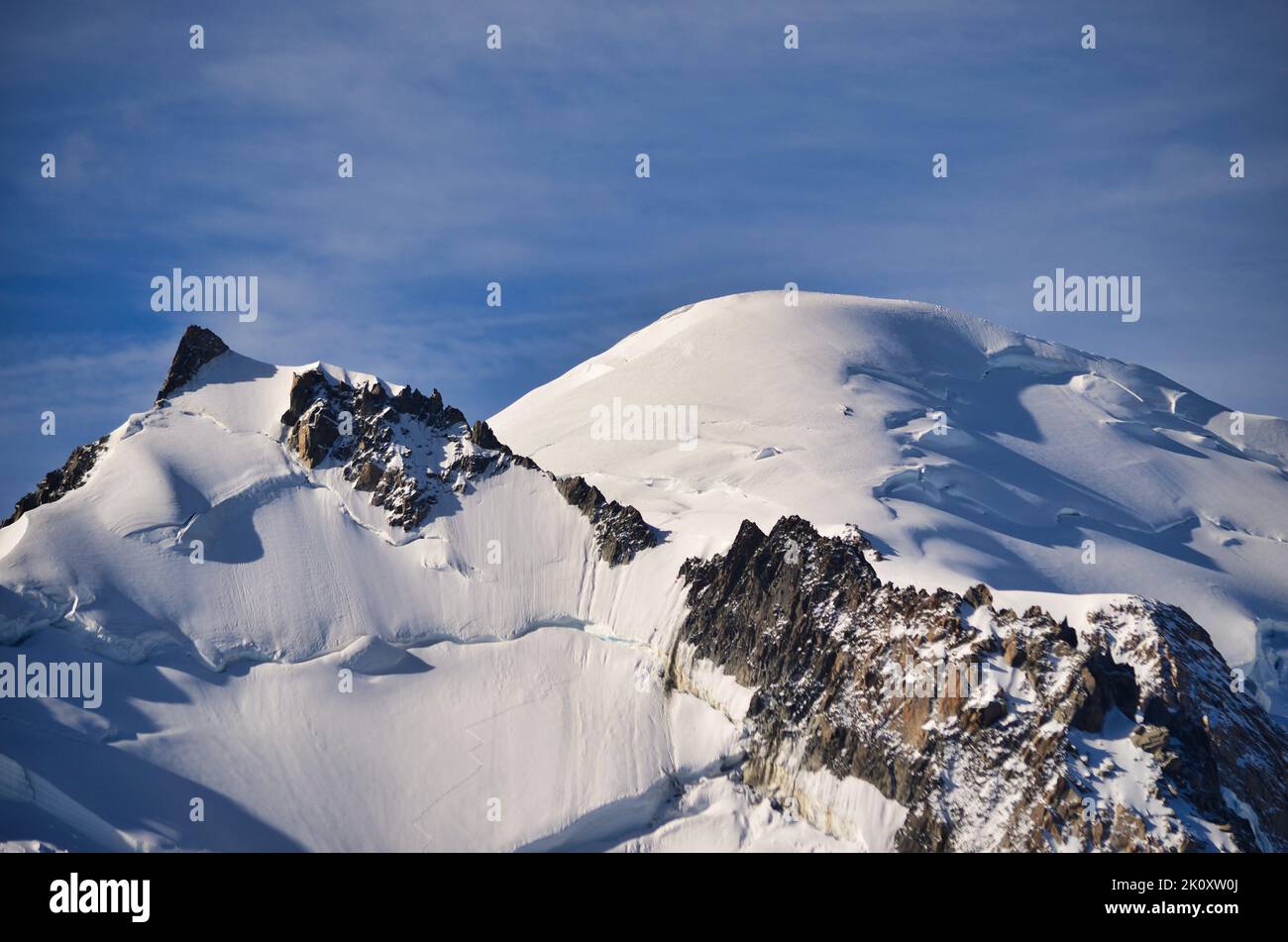 Mont Blanc höchster Berg der Alpen. Bergsteigen Schnee und Eis. Atemberaubendes Bergpanorama. Aiguille du Midi Stockfoto