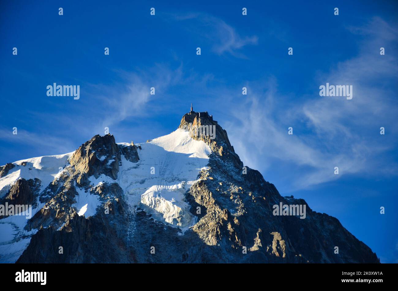 Aiguille du Midi in der Nähe von Chamonix in den französischen Alpen. Mont-Blanc-Massiv. Touristenattraktion. Großartiges Bergpanorama. Oben Stockfoto