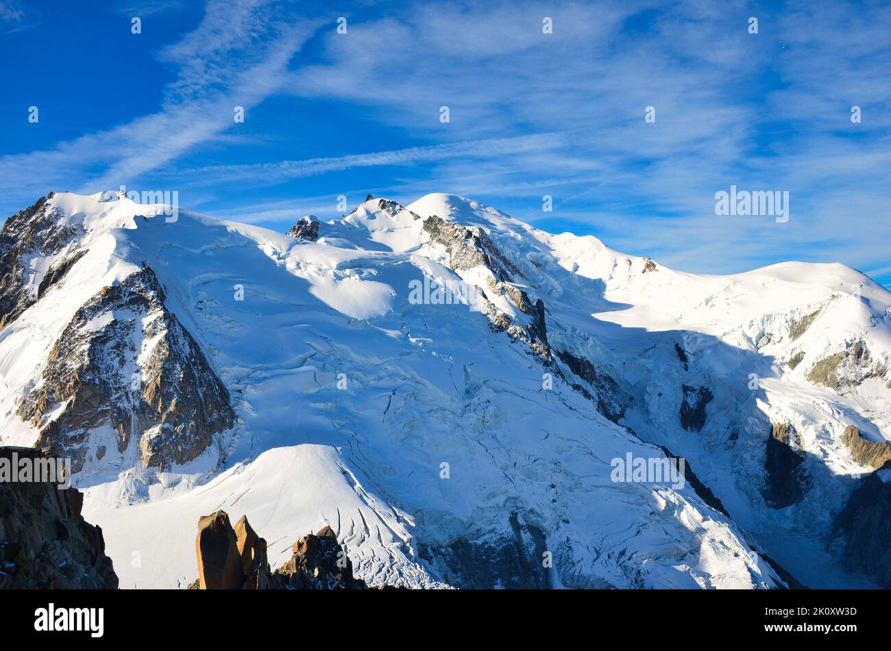 Toller Blick auf den Berg: Monte Blanc vom Aiguille du Midi. Chamonix Frankreich. Bergsteigen über dem Gletscher Stockfoto