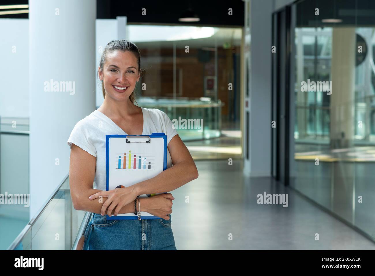 Aufnahme einer selbstbewussten jungen Geschäftsfrau, die in einem modernen steht Büro Stockfoto