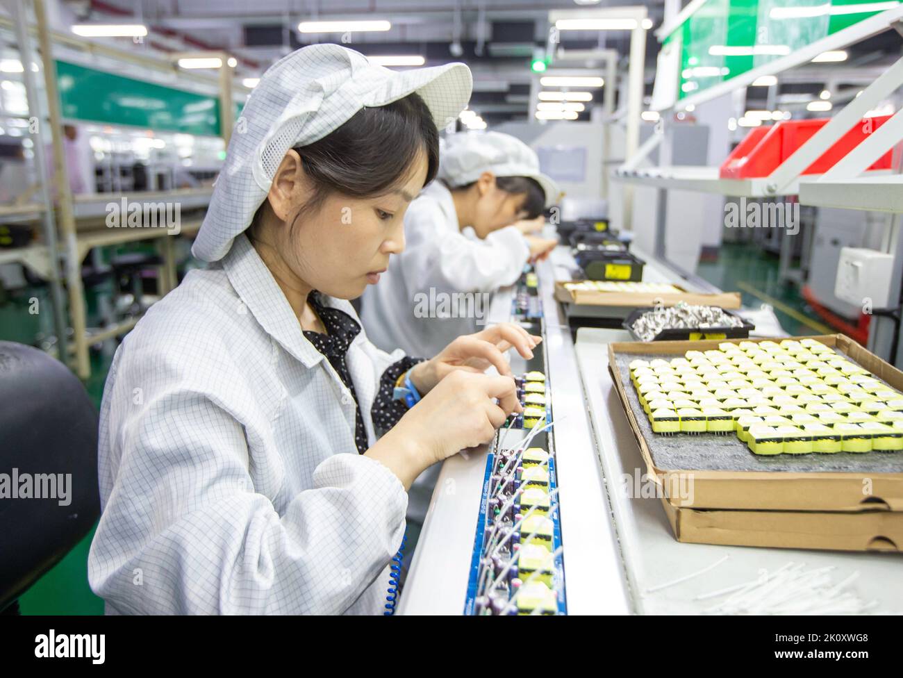 HAI'AN, CHINA - 14. SEPTEMBER 2022 - Ein Arbeiter arbeitet an einer Produktionslinie, um elektrische Produkte für die inländischen und südostasiatischen Märkte zu produzieren Stockfoto