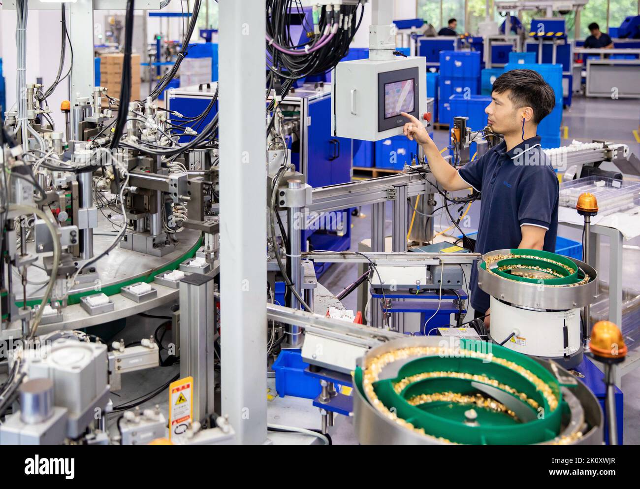 HAI'AN, CHINA - 14. SEPTEMBER 2022 - Ein Arbeiter arbeitet an einer Produktionslinie, um elektrische Produkte für die inländischen und südostasiatischen Märkte zu produzieren Stockfoto