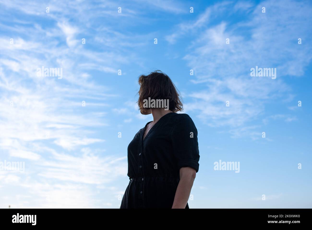Frau aus tiefem Winkel mit Himmel Hintergrund geschossen Stockfoto