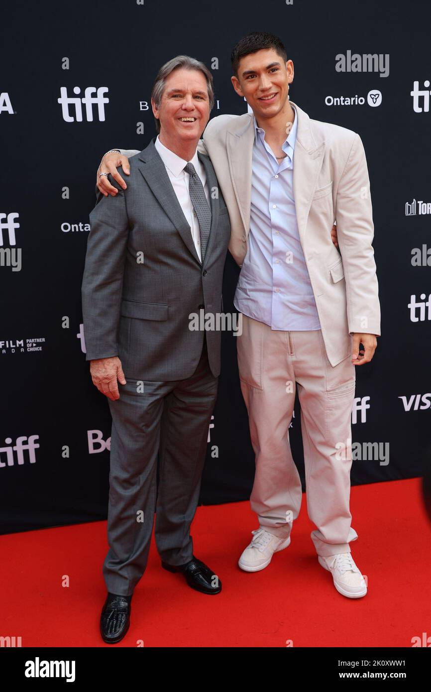 Toronto, ON. 13. September 2022. Tom Collins, Archie Renaux bei der Premiere DES GRÖSSTEN BIERLAUFS ALLER ZEITEN beim Toronto International Film Festival, Roy Thomson Hall, Toronto, AM 13. September 2022. Kredit: JA/Everett Collection/Alamy Live Nachrichten Stockfoto