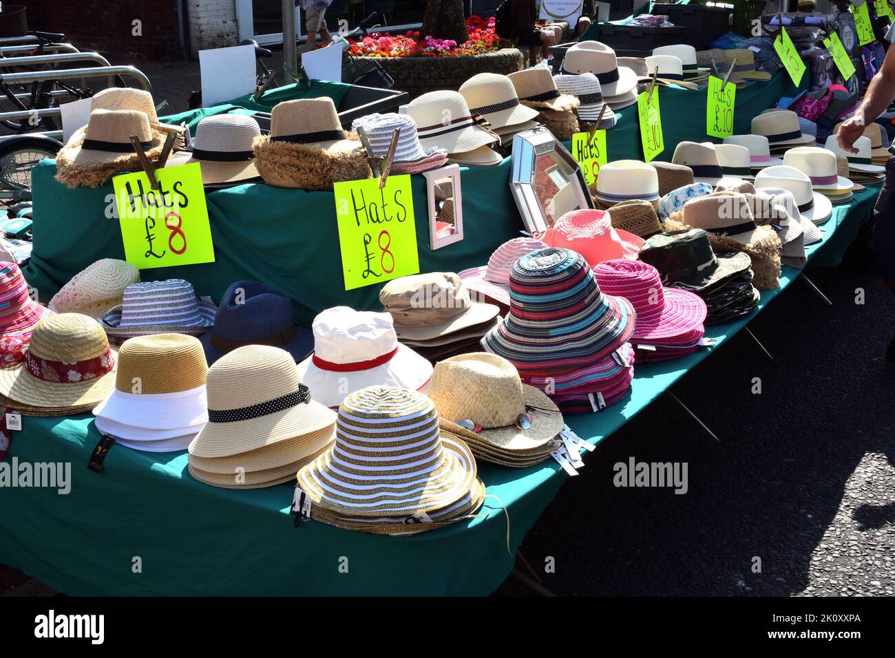 Hüte sind im Sommer auf dem Straßenmarkt erhältlich Stockfoto