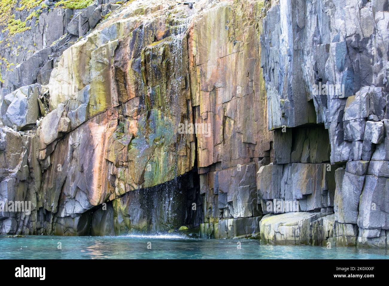 Alkefjellet ist die berühmteste Klippe des Spitzbergen-Archipels. Es ist eine Vogelklippe mit Blick auf den Hinloopen Fjord. Spitzbergen, Norwegen. Stockfoto