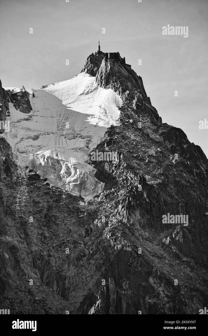 Aiguille du Midi in der Schwarzweißfotografie. Chamonix Frankreich. Mont-Blanc-Massiv. Tapete. Hochwertiges Foto Stockfoto