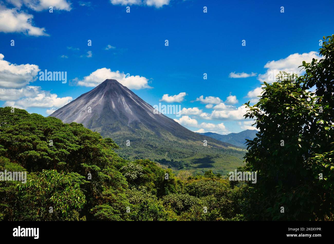 Landschaftspanorama Bild vom Vulkan Arenal neben dem Regenwald, Costa Rica. Reisen Sie in Mittelamerika. San Jose Stockfoto