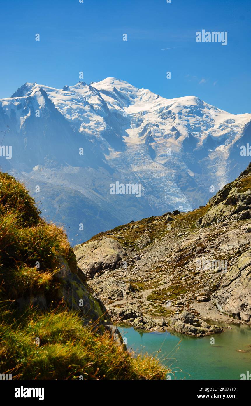 Lac Blanc mit Blick auf den Mont Blanc oberhalb von Chamonix. Wunderbarer Blick über den Bergsee auf den Gletscher. Haute-Savoie Stockfoto