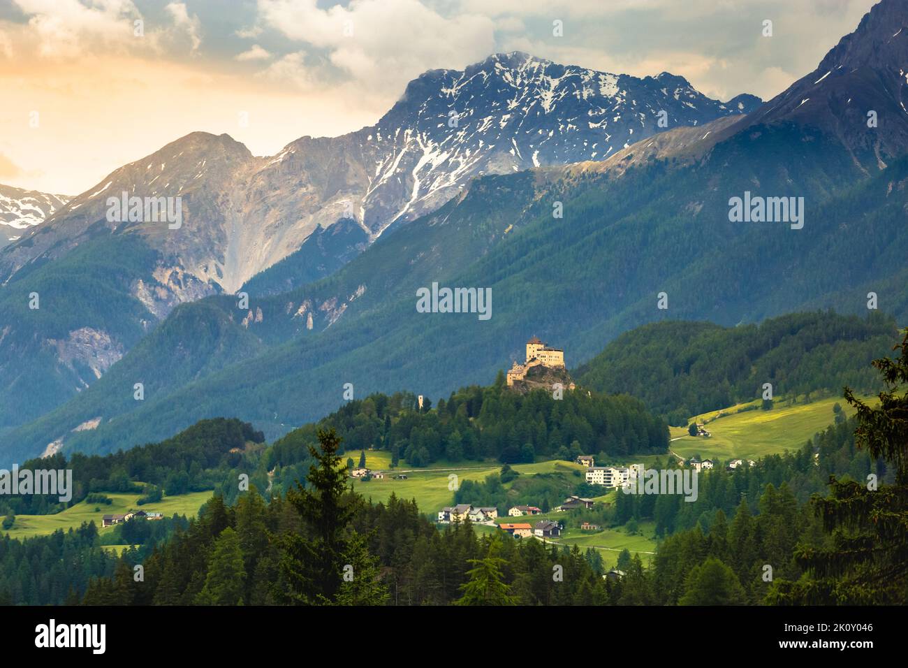 Tarasp im Unterengadin, Schweizer Alpen, Schweiz Stockfoto