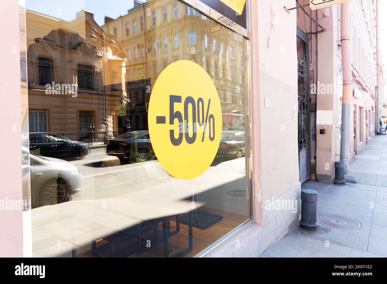 Sankt Petersburg, Russland - 04.01.2022: Gelbes rundes Zeichen -50 Prozent (minus fünfzig Prozent) auf Schaufenster. Stockfoto