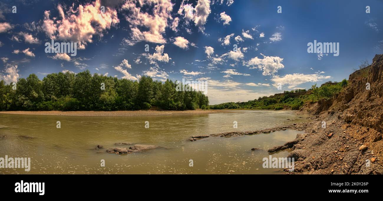 Potamologie. Ein Fluss in den Ausläufern mit hohen Lehmbänken. Beispiel für Flusswasser (Fluvialerosion), alluviale Ablagerungen Stockfoto