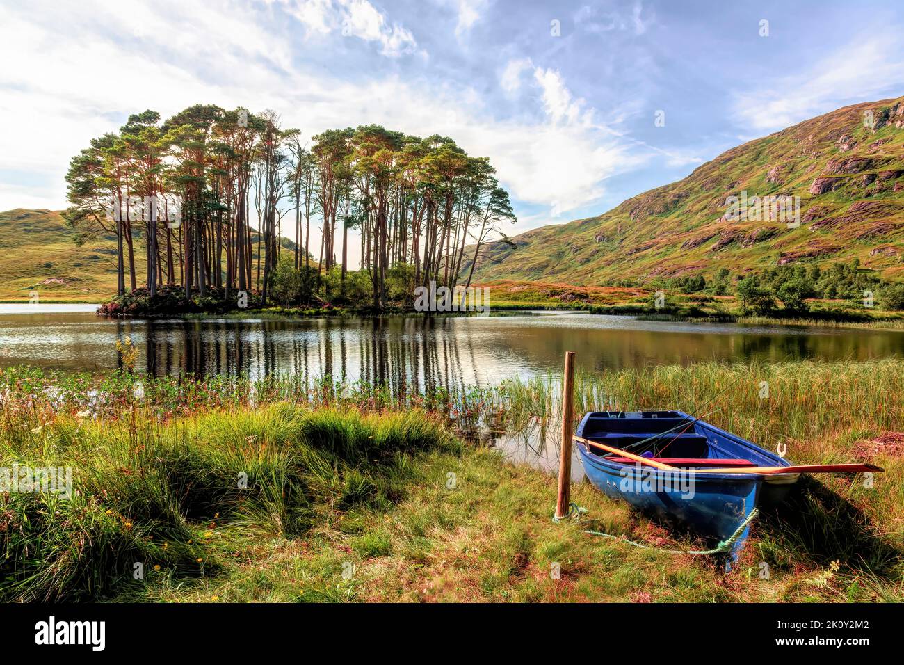 Die kleine Insel Eilean na Moine war die Insel, auf der das Grab von Dumbledore stand und die von Loch Eilt umgeben ist, das mehrmals im Makin verwendet wurde Stockfoto