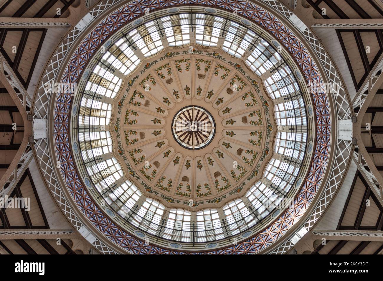 Kuppelinnenraum des Zentralmarkts von Valencia (Mercado Central de Valencia). Stockfoto