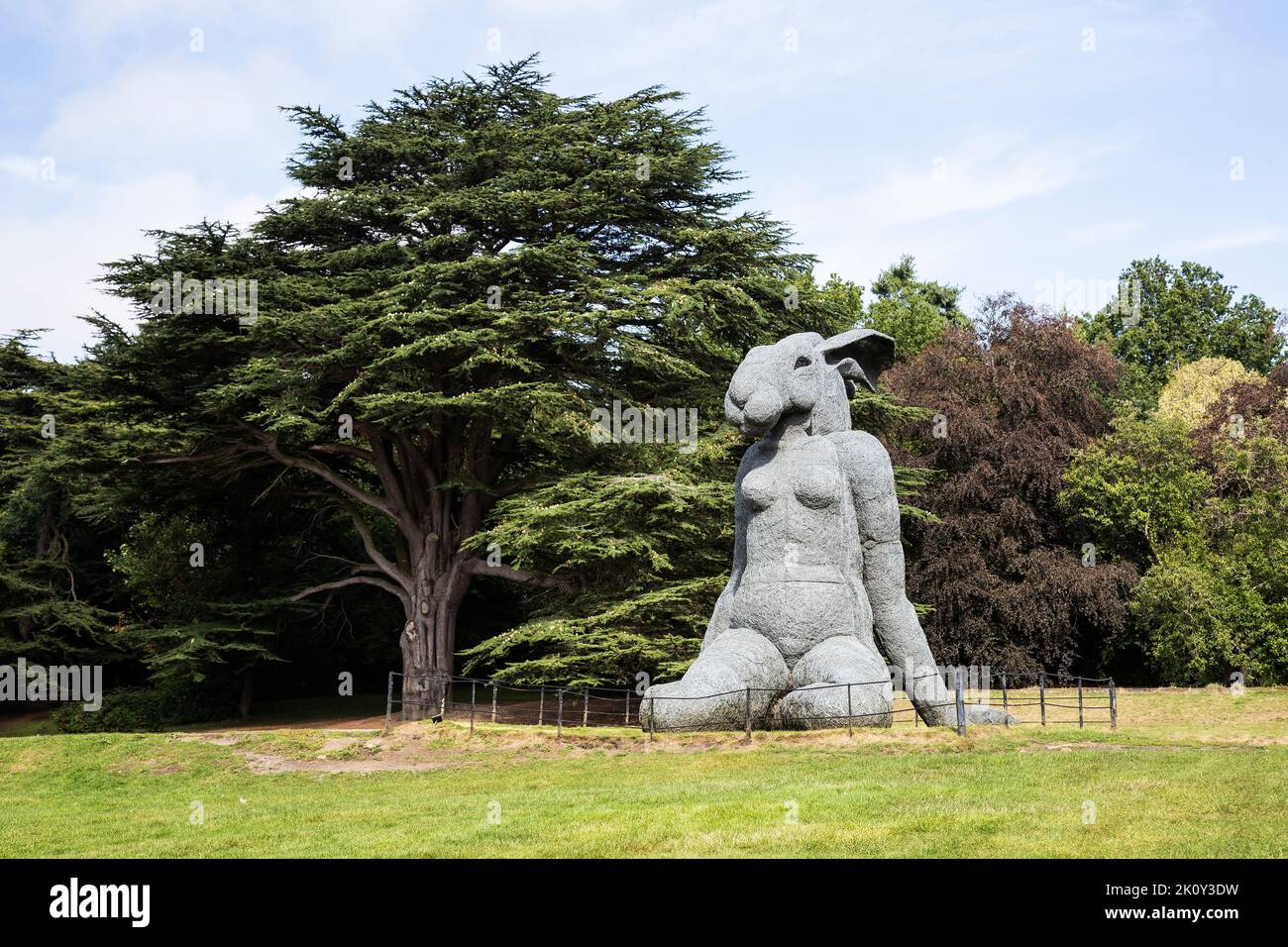 Sophie Ryders Kunstwerk "Sitting" kombiniert einen weiblichen Körper mit dem Kopf eines Hasen, der im Yorkshire Sculpture Park aus verzinktem Draht aufgebaut ist Stockfoto