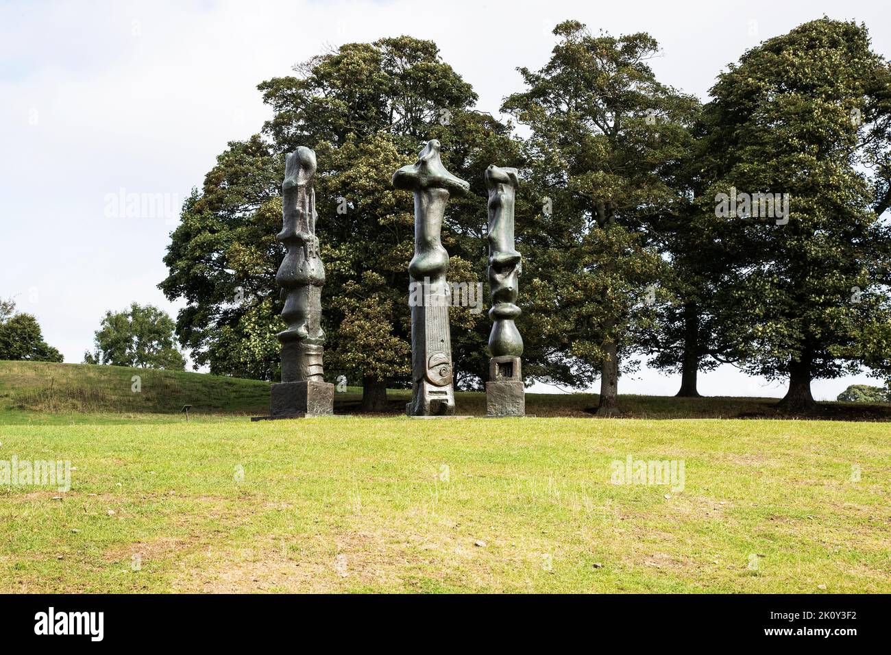 Henry Moore's: Sculptures Upright Motives No. 1 (Glenkiln Cross): No 2; No 7 zu sehen im Yorkshire Sculpture Park, Wakefield, Großbritannien Stockfoto