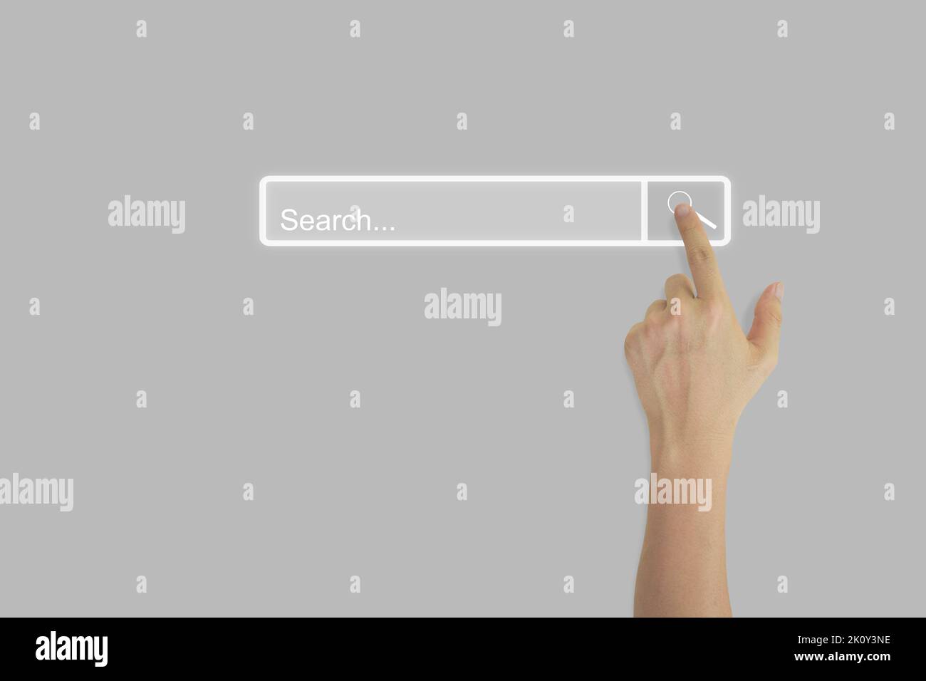 Hand berühren Lupe Symbol Suchseite auf Touchscreen mit Kopierplatz. Konzept der Suche Surfen im Internet Daten Information Networking. Stockfoto