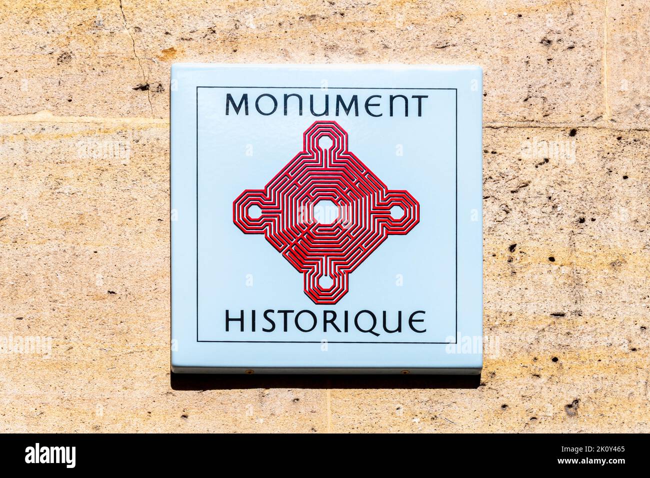 Informationstafel mit einem Logo, das an einem französischen Denkmal befestigt ist, das aufgrund seines historischen, künstlerischen oder architektonischen Interesses als historisches Denkmal geschützt ist Stockfoto