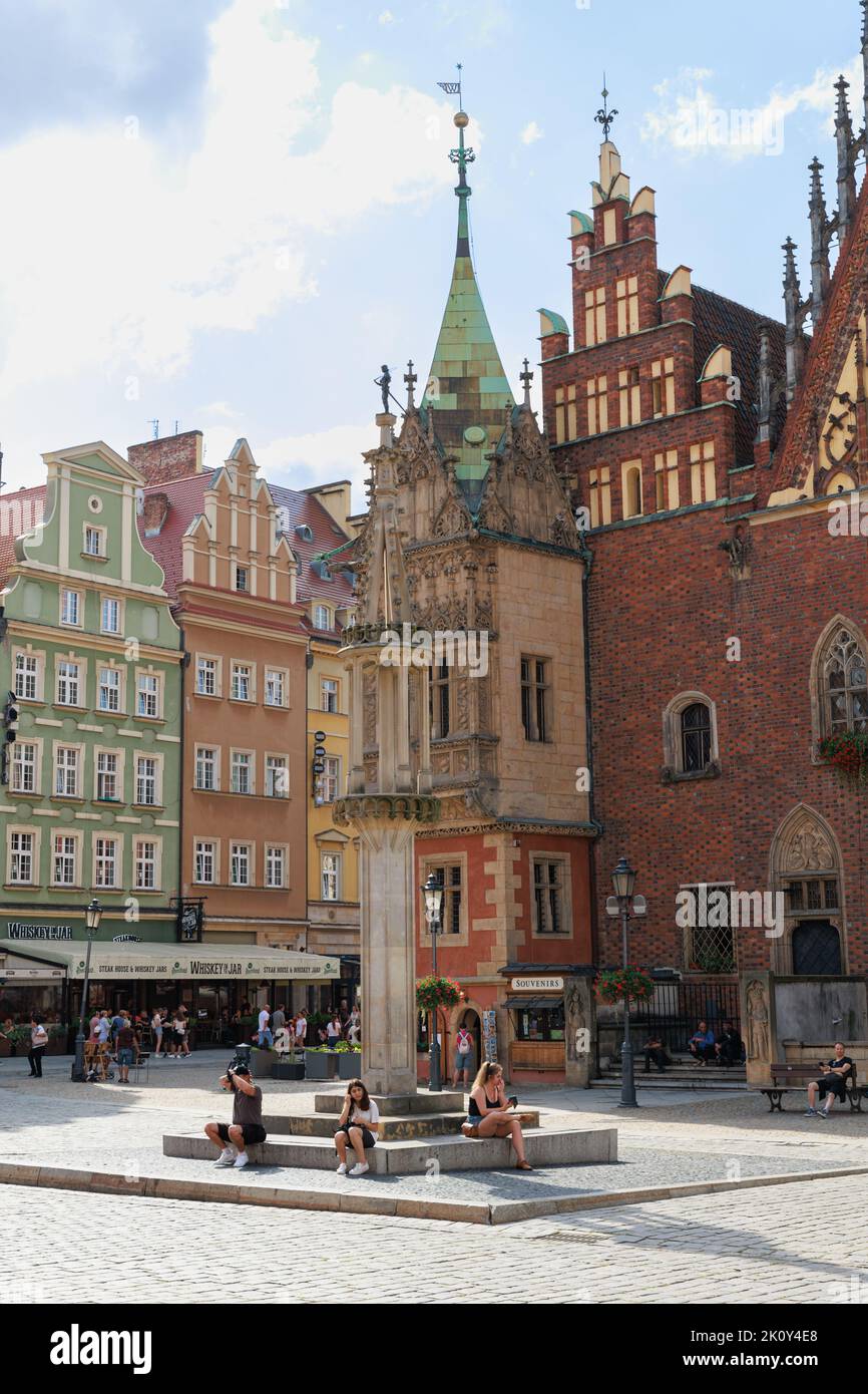 Blick auf die Straße auf das Alte Rathaus und den Schlagpfosten in Breslau, Polen. Stockfoto