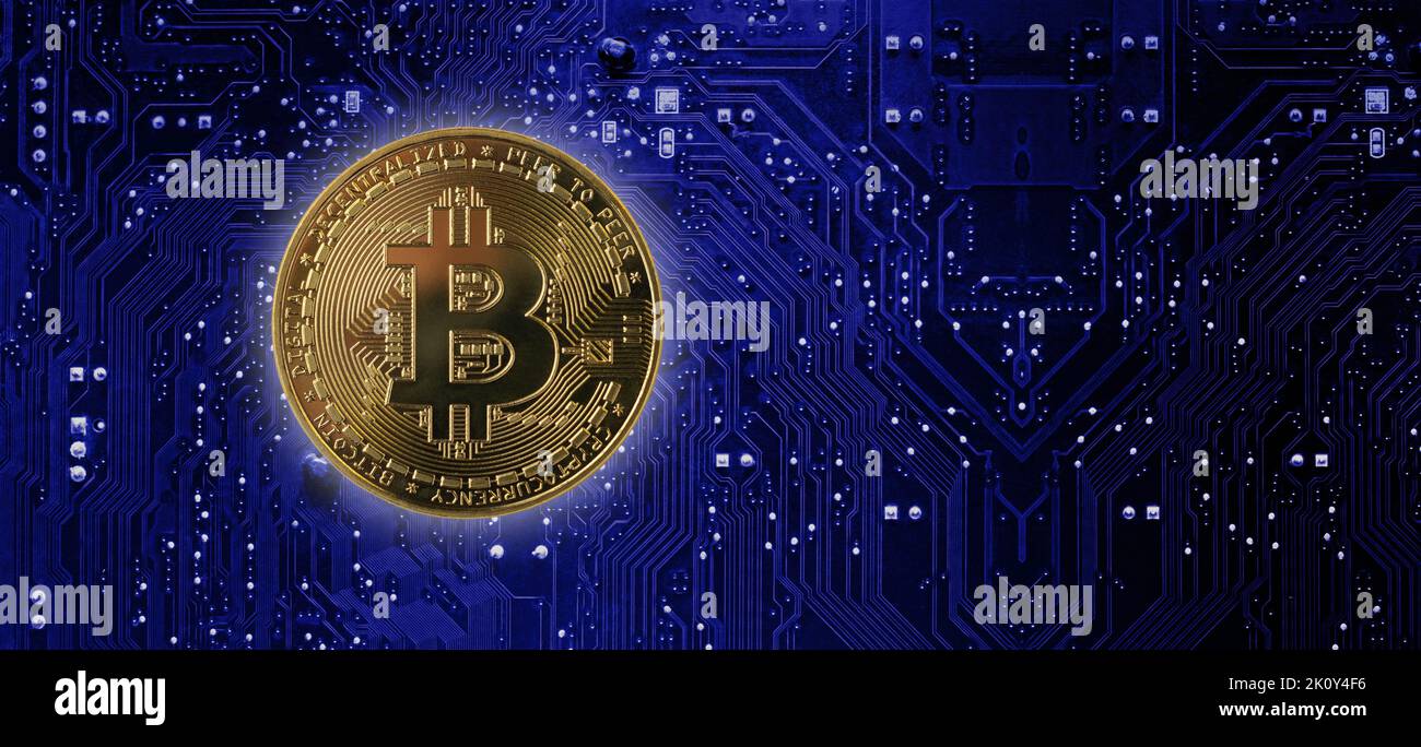 Hintergrund Bitcoin Münze auf Schaltung blau auf Banner-Format Stockfoto