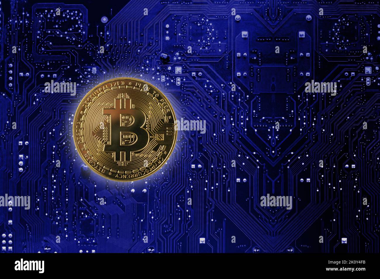 Hintergrund Bitcoin Münze auf Kreis blau Stockfoto