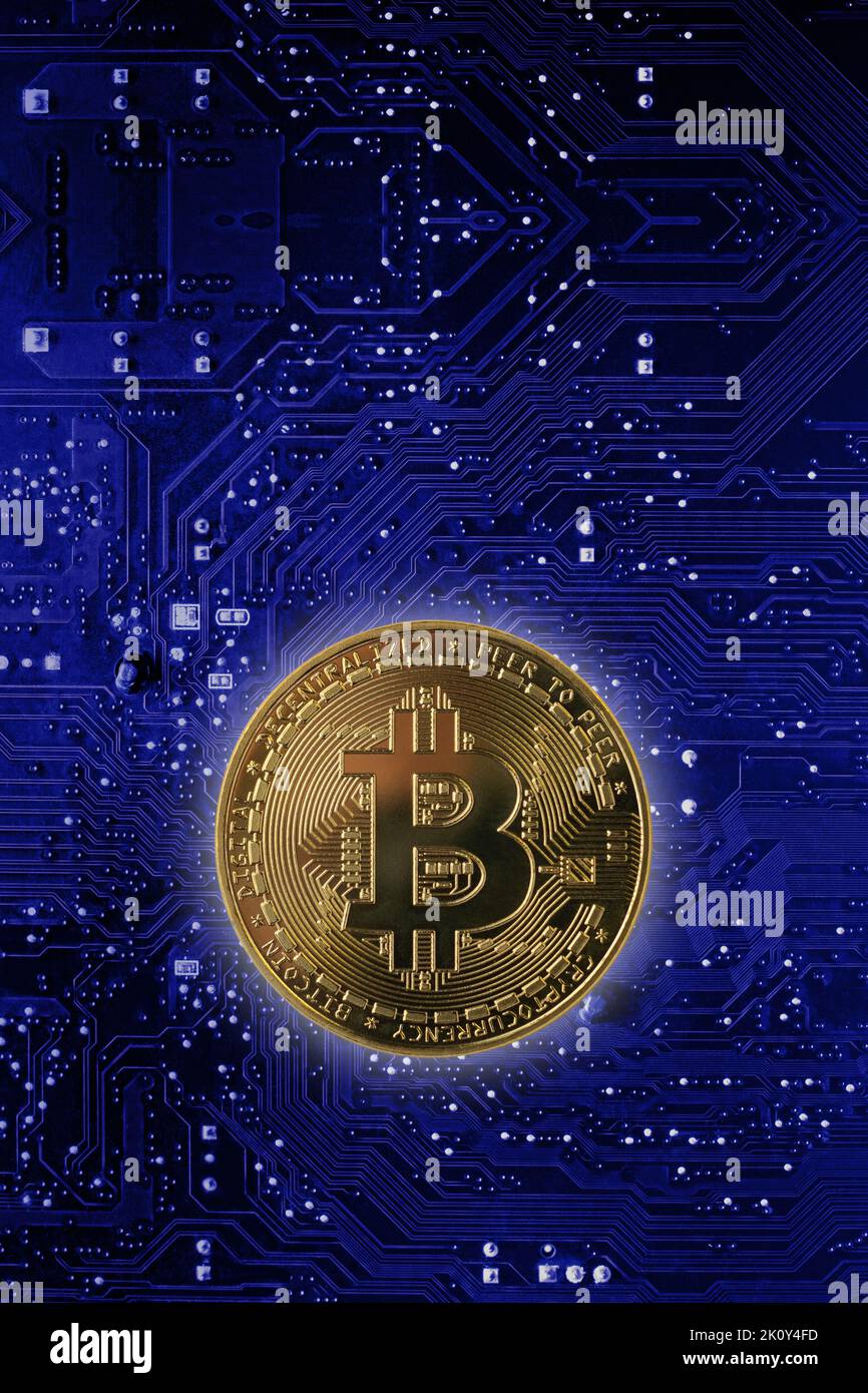 Hintergrund Bitcoin Münze auf Kreis blau vertikal Stockfoto