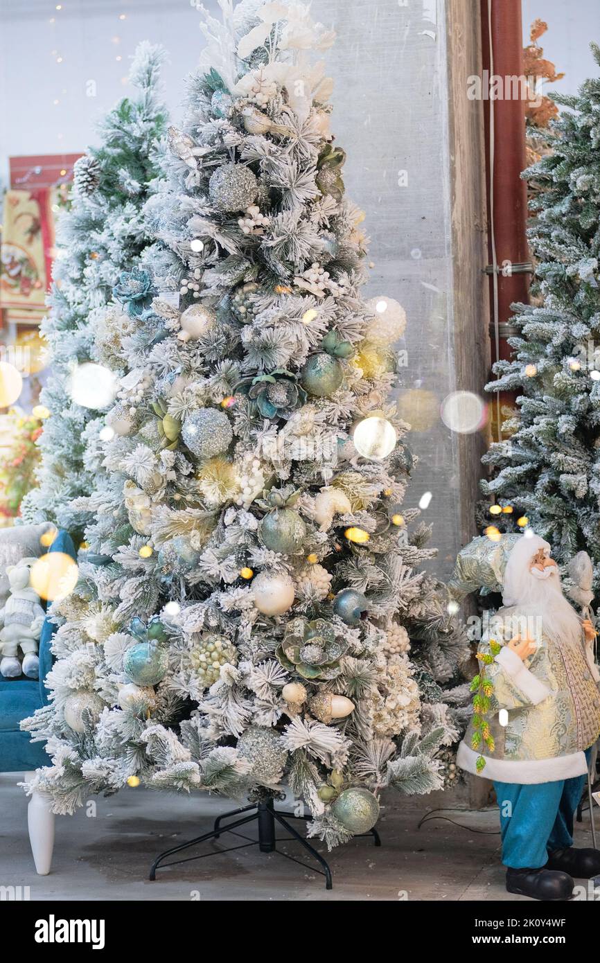Weihnachts-Souvenirs und Spielzeug für die Dekoration zum Verkauf im Laden vorbereitet. Verschiedene weiße Dekorationen im Einkaufszentrum. Neujahr. Stockfoto