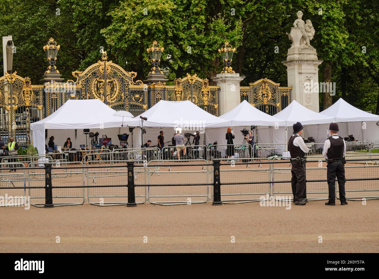 Der Tod Ihrer Majestät Königin Elizabeth II. Bringt die Medien der Welt unter Zelten vor dem Buckingham Palace in London zum Vorliegen Stockfoto